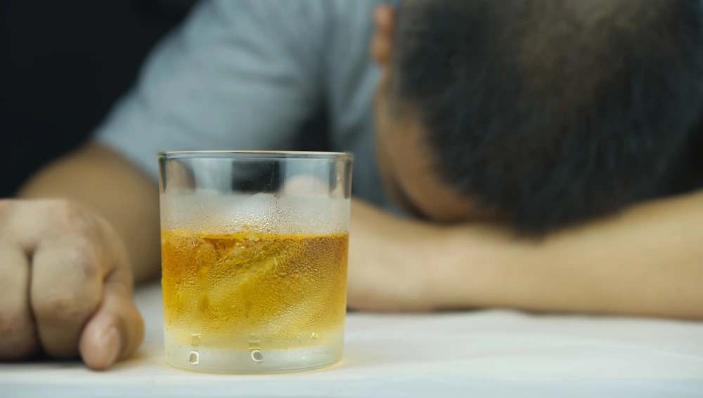 Clinica MedTim oferă tratamente pentru dependența de alcool.
